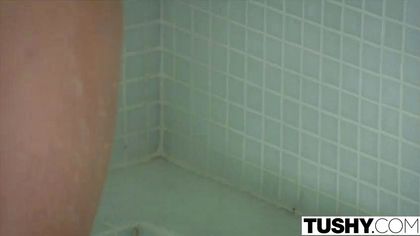 Мужик в полосатой кофте ставит в ванной на колени девушку и долго ебет в ротик №1