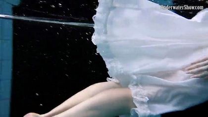 Модель в бассейне позирует в белом платье и светит изредка вагиной №1